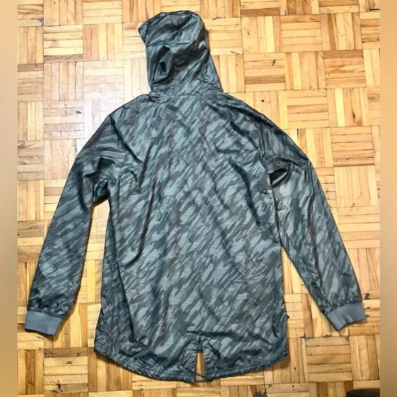 Under Armour Men's Gray Camo Windbreaker - Picture 4 of 4